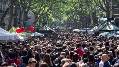 La Rambla entera se recupera como arteria este Sant Jordi La Rambla entera se recupera como arteria este Sant Jordi