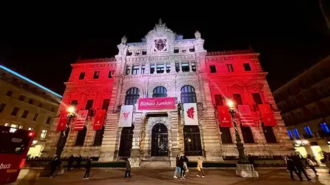 Imagen de la diputación iluminada de rojiblanco Imagen de la diputación iluminada de rojiblanco