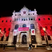 Imagen de la diputación iluminada de rojiblanco Imagen de la diputación iluminada de rojiblanco