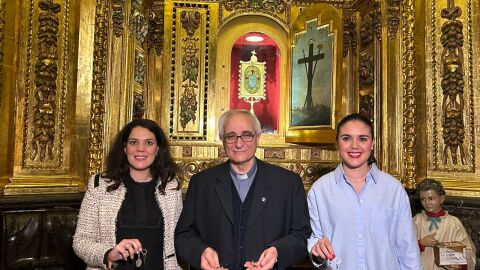 Las concejalas s&iacute;ndicas con el capell&aacute;n del monasterio Miguel &Aacute;ngel Cremades