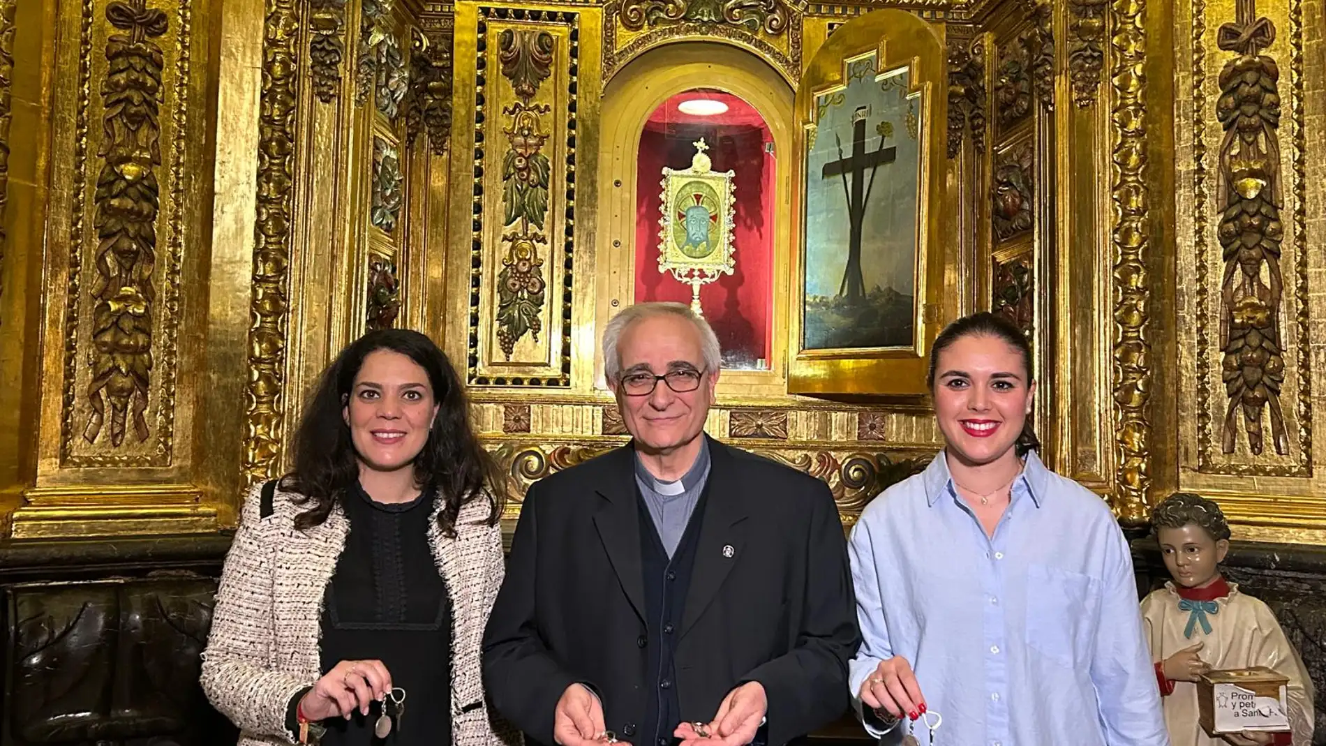 Las concejalas síndicas con el capellán del monasterio Miguel Ángel Cremades