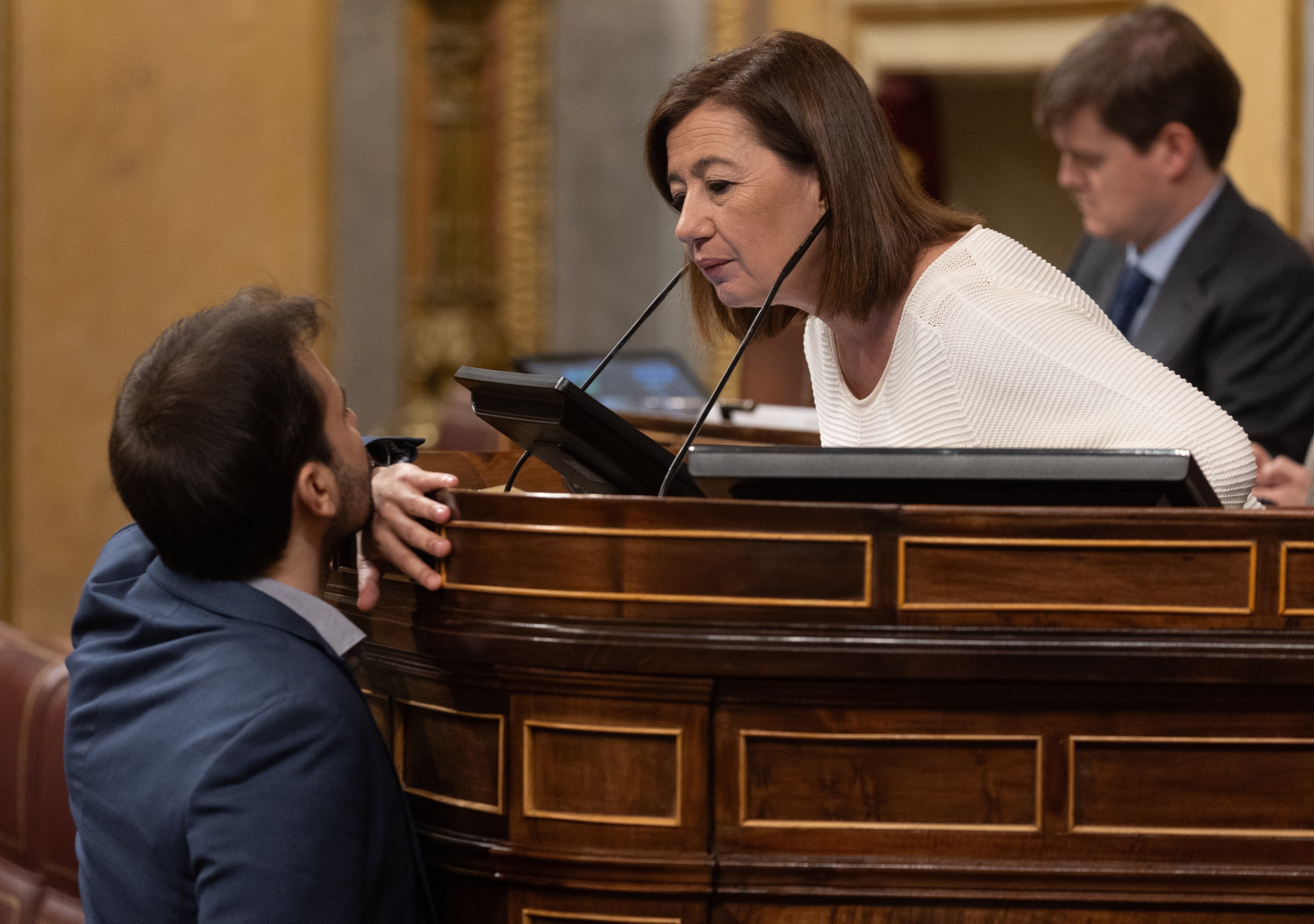 Todo el Congreso, salvo Vox, apoya tramitar una nueva regularización de extranjeros Todo el Congreso, salvo Vox, apoya tramitar una nueva regularización de extranjeros