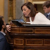 El diputado de Podemos Javier Sánchez Serna y la presidenta del Congreso, Francina Armengol, conversan durante una sesión plenaria en el Congreso de los Diputados, a 9 de abril de 2024, en Madrid (España).