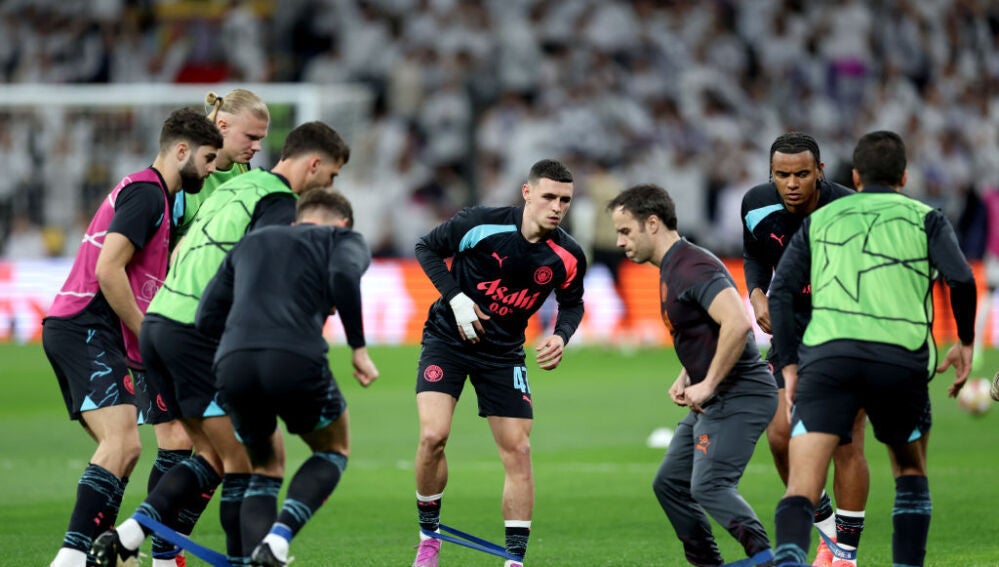 Los jugadores del Manchester City calientan antes del partido de cuartos de final en el Santiago Bernabéu