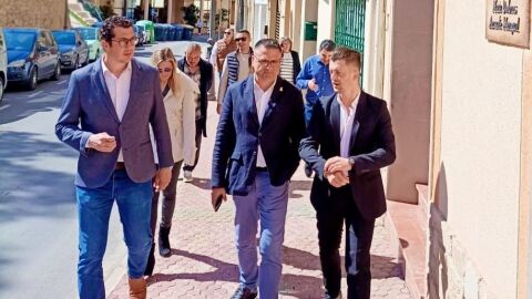 El alcalde y el edil de Comercio en Polop junto al diputado popular De Zárate El alcalde y el edil de Comercio en Polop junto al diputado popular De Zárate