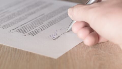 Un hombre firmando un testamento 