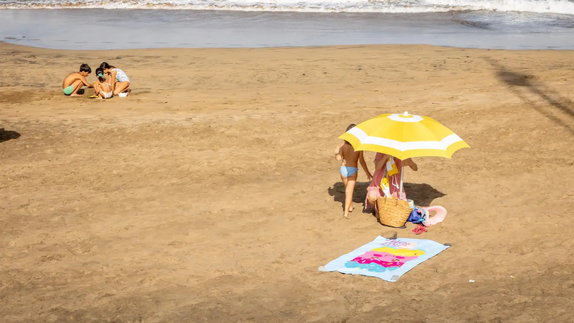 Imagen de archivo de niños jugando en una playa