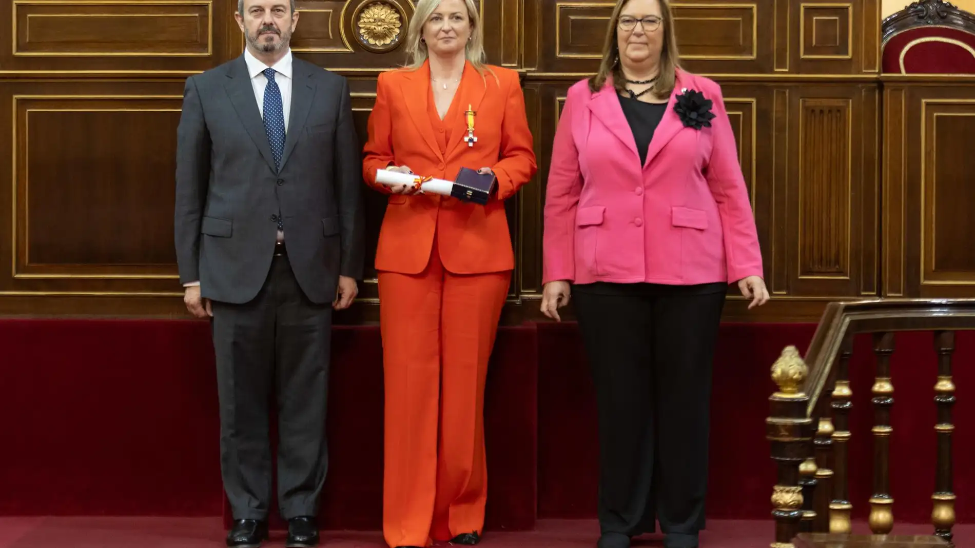 La presidenta de la Asamblea de Extremadura, Blanca Martín, recibía la Medalla de Honor de la AVT en el Senado