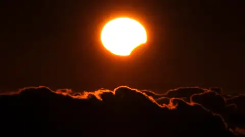 Imagen de archivo de un eclipse solar parcial