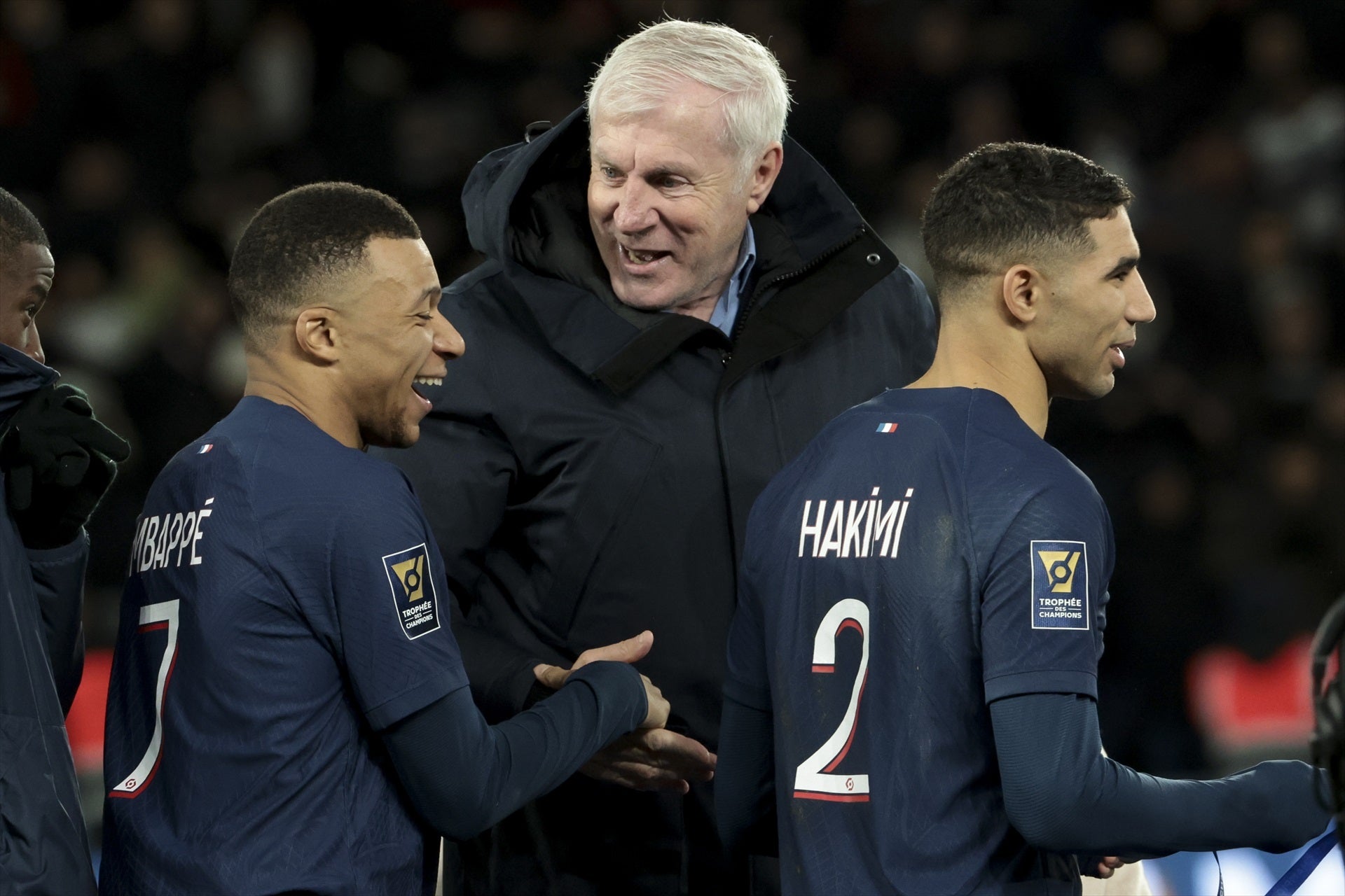 Luis Fernández: "¿Mbappé al Madrid? Hasta que no sea oficial..." Luis Fernández: "¿Mbappé al Madrid? Hasta que no sea oficial..."