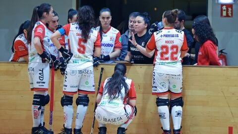 Natasha Lee da instrucciones a sus jugadoras en un partido del Telecable
