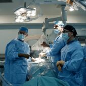 El Hospital Reina Sofía incorpora la cirugía endoscópica en intervenciones de columna