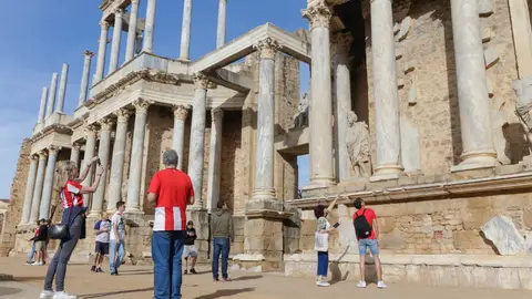 Turistas vascos en el Teatro Romano de Mérida Turistas vascos en el Teatro Romano de Mérida