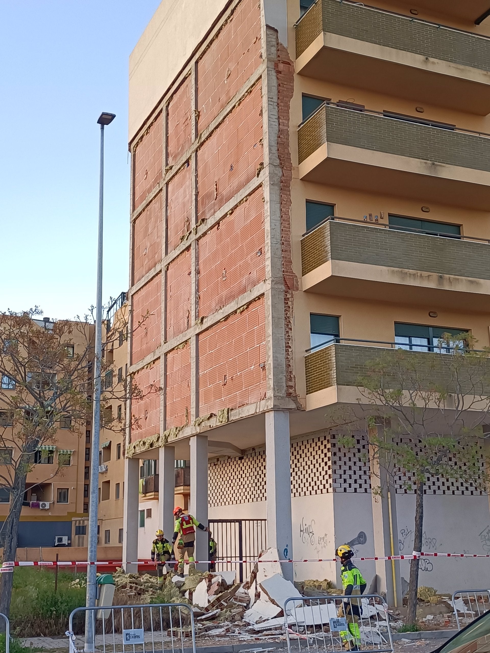 El derrumbe del revestimiento de la fachada de un edificio en Cáceres se salda sin causar daños personales El derrumbe del revestimiento de la fachada de un edificio en Cáceres se salda sin causar daños personales