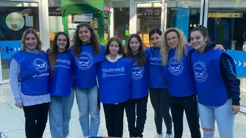 Lucía Sanjurjo, junto a varias jugadoras del HC Coruña En un acto benéfico.