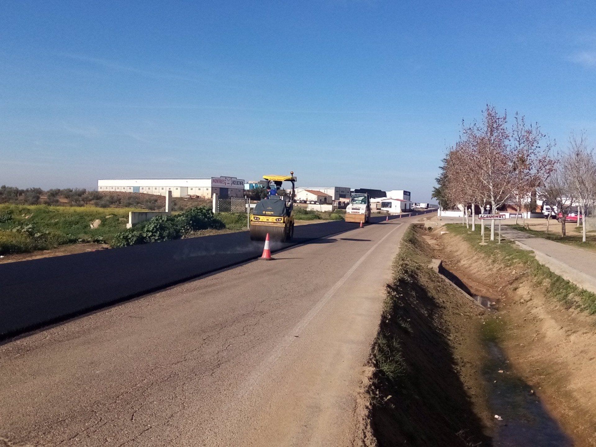 La Diputación de Badajoz licita el refuerzo del firme en varias carreteras provinciales por casi 800.000 euros La Diputación de Badajoz licita el refuerzo del firme en varias carreteras provinciales por casi 800.000 euros