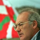 Fotografía de archivo del 27/09/1998 del entonces lehendakari José Antonio Ardanza durante un mitin del PNV en Vitoria