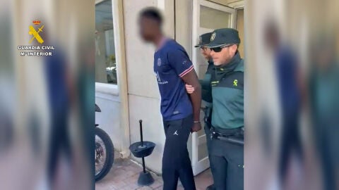 El detenido es escoltado por la Guardia Civil 