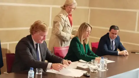 Alcalde, Presidenta de la Junta de Extremadura y presidente de la Diputación pacense firman el convenio. Alcalde, Presidenta de la Junta de Extremadura y presidente de la Diputación pacense firman el convenio.