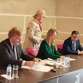 Alcalde, Presidenta de la Junta de Extremadura y presidente de la Diputación pacense firman el convenio.