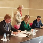 Alcalde, Presidenta de la Junta de Extremadura y presidente de la Diputación pacense firman el convenio. Alcalde, Presidenta de la Junta de Extremadura y presidente de la Diputación pacense firman el convenio.