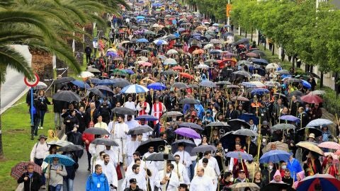 Un momento de la Peregrina en una jornada con lluvia (archivo)