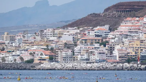 Vista de la ciudad turística de Los Cristianos, en Arona, sur de Tenerife