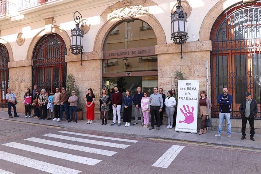 Sagunto guarda un minuto de silencio por el último caso conocido de violencia de género en Barcelona Sagunto guarda un minuto de silencio por el último caso conocido de violencia de género en Barcelona
