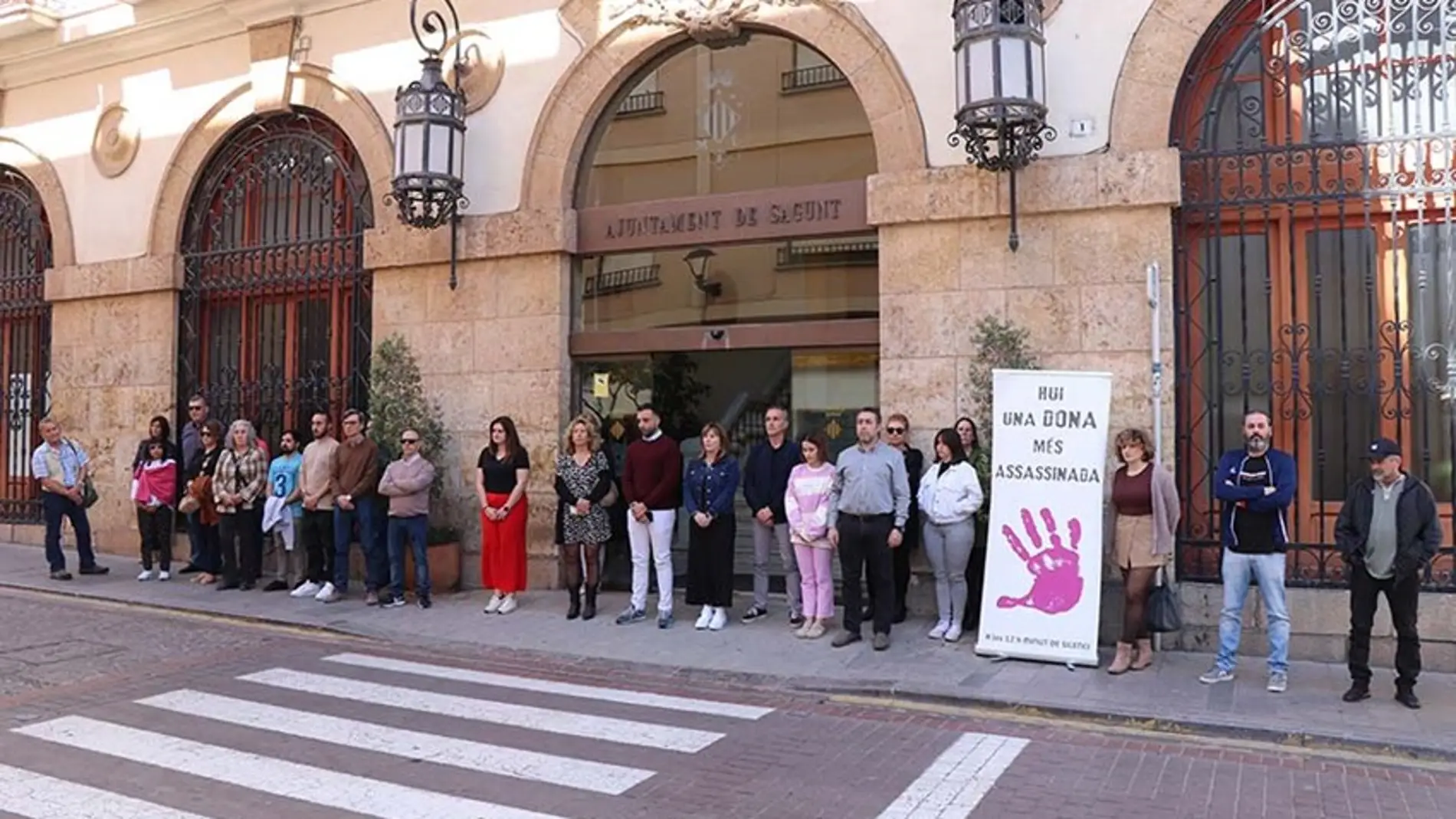 Sagunto guarda un minuto de silencio a las puertas de los centros municipales en seña de condena por el último caso de violencia de género conocido en Barcelona