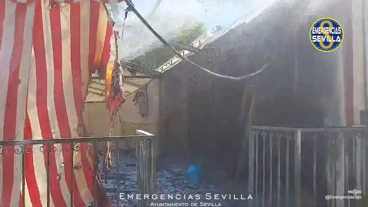 Se baraja un cortocircuito como posible causa del incendio de la caseta de Feria del distrito Este