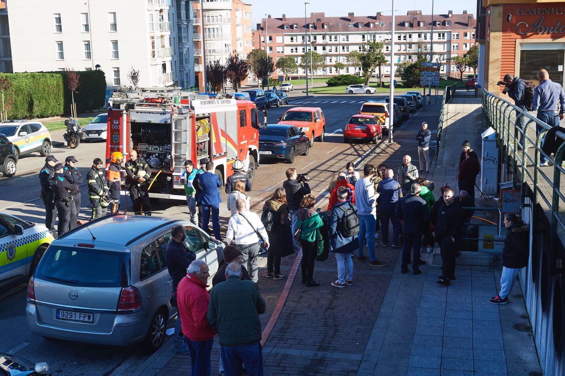 Algunos de los vecinos desalojados por el incendio del garaje en Los Acebos regresan a sus viviendas Algunos de los vecinos desalojados por el incendio del garaje en Los Acebos regresan a sus viviendas