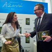 La escritora Cristina López Barrio y el presidente de la Diputación, Toni Pérez