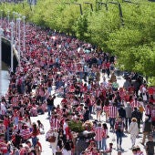 Imagen de los aficionados del Athletic Club esperando en los márgenes de la Ría la llegada de la gabarra para celebrar la Copa del Rey