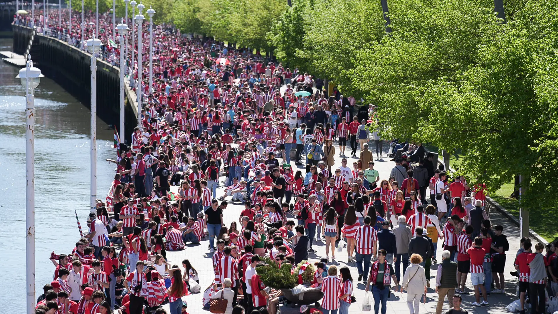 Imagen de los aficionados del Athletic Club esperando en los márgenes de la Ría la llegada de la gabarra para celebrar la Copa del Rey/ DIEGO RAMADÉS / EUROPA PRESS