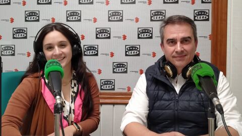 M&ordf; &Aacute;ngeles Ruiz, de la Cooperativa Vitivin&iacute;cola de Valdepe&ntilde;as, y Vicente Cruz, presidente de la Asociaci&oacute;n 'J&oacute;venes amigos del Vino'