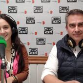 Mª Ángeles Ruiz, de la Cooperativa Vitivinícola de Valdepeñas, y Vicente Cruz, presidente de la Asociación 'Jóvenes amigos del Vino'