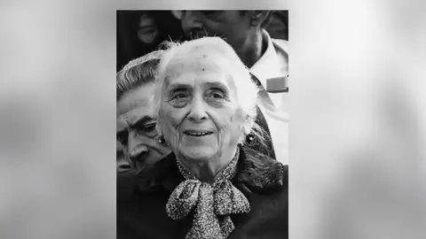 Sumar quiere que la dirigente comunista Dolores Ibarruri 'Pasionaria' tenga un cuadro en el Congreso Sumar quiere que la dirigente comunista Dolores Ibarruri 'Pasionaria' tenga un cuadro en el Congreso