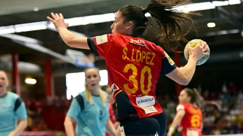 'Las Guerreras' inician esta tarde en Torrevieja el preolímpico de balonmano ante la República Checa 'Las Guerreras' inician esta tarde en Torrevieja el preolímpico de balonmano ante la República Checa
