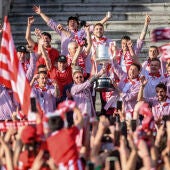 Los jugadores del Athletic brindan la Copa a la afición