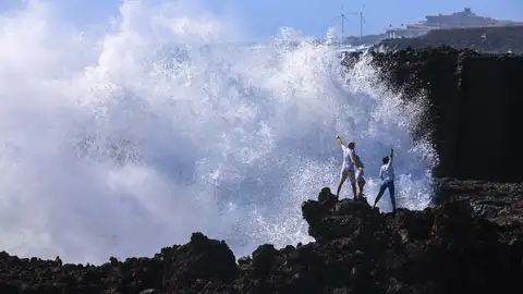 Imagen de archivo de olas de gran tamaño en las costas de Canarias Imagen de archivo de olas de gran tamaño en las costas de Canarias