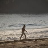 Una persona pasea por la playa de Silgar, en Sanxenxo, Pontevedra, Galicia.
