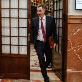 El presidente del Gobierno, Pedro Sánchez, sale del hemiciclo.