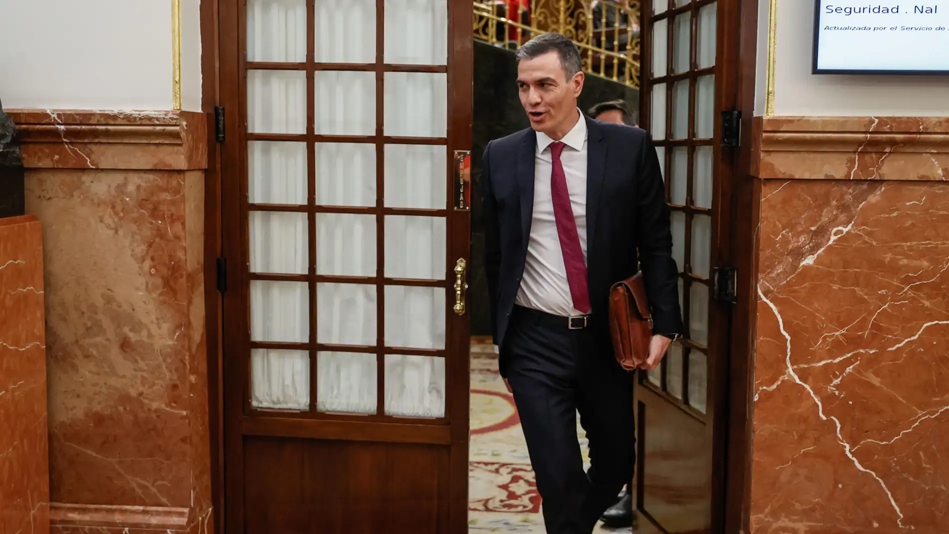 El presidente del Gobierno, Pedro Sánchez, sale del hemiciclo.