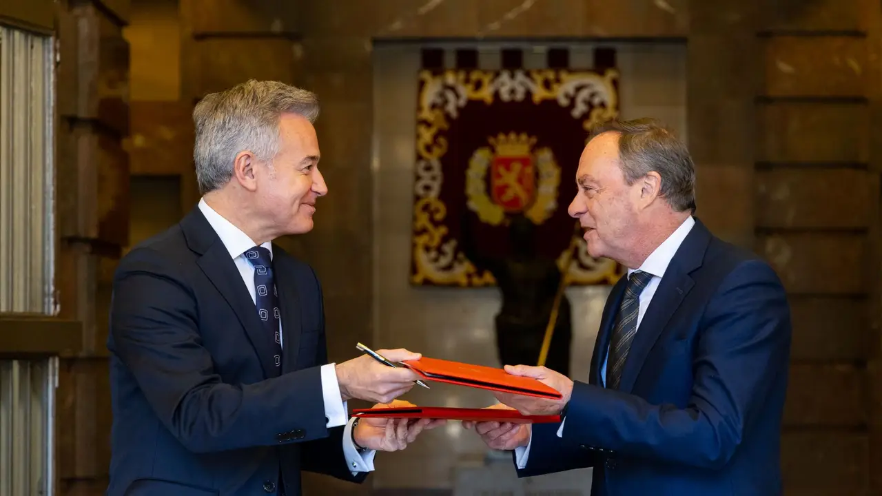 Víctor Serrano, consejero de Urbanismo, y Antonio Morán, decano del Colegio de Abogados Víctor Serrano, consejero de Urbanismo, y Antonio Morán, decano del Colegio de Abogados