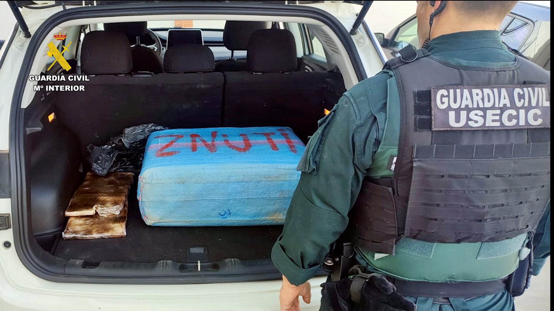 La Guardia Civil intercepta en Mérida un coche con 42 kilos de hachís en el maletero La Guardia Civil intercepta en Mérida un coche con 42 kilos de hachís en el maletero