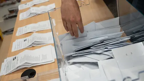 Imagen de archivo de una personas haciendo recuentos de votos en unas elecciones Imagen de archivo de una personas haciendo recuentos de votos en unas elecciones