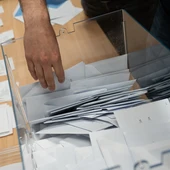Imagen de archivo de una personas haciendo recuentos de votos en unas elecciones Imagen de archivo de una personas haciendo recuentos de votos en unas elecciones