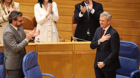 Alfonso Rueda agradece los aplausos de la bancada popular tras ser proclamado presidente de la Xunta. Imagen: Parlamento.