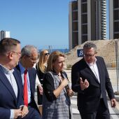 Consellera visitando parcela para VPO de Benidorm