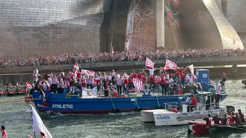 Imagen de la gabarra en la ría de Bilbao Imagen de la gabarra en la ría de Bilbao